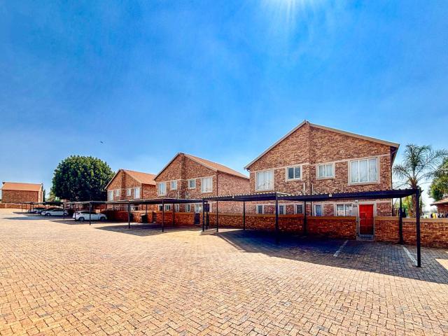 3 Bedroom Townhouse in Heuwelsig Estate