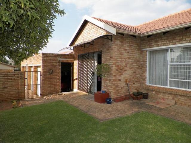 3 Bedroom Townhouse in Heuwelsig Estate
