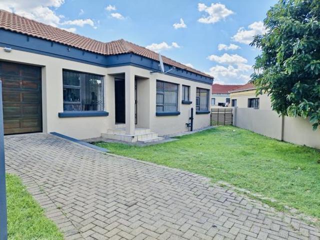 3 Bedroom Townhouse in Jackaroo Park