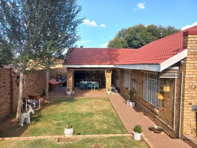 3 Bedroom Townhouse in Klerksdorp Central