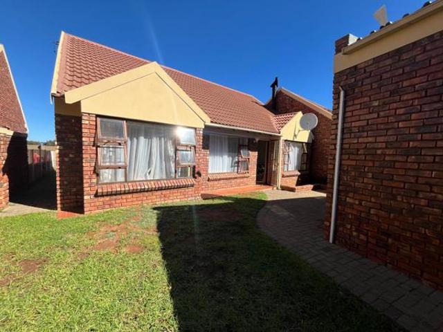3 Bedroom Townhouse in Langenhoven Park