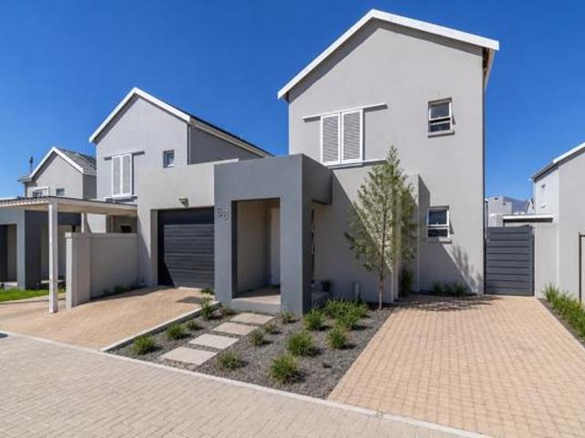 3 Bedroom Townhouse in Paarl Central