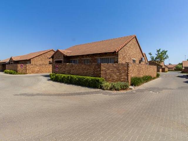 3 Bedroom Townhouse in Pierre van Ryneveld