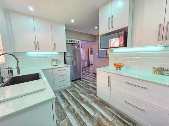 3 Bedroom Townhouse in Roodekrans