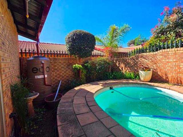 3 Bedroom Townhouse in Roodekrans