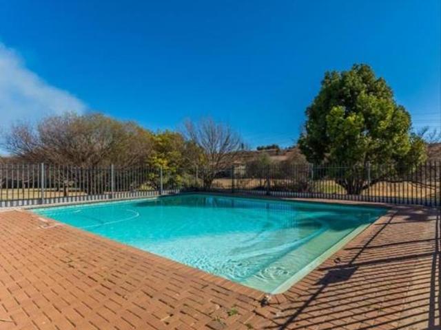 3 Bedroom Townhouse in Roodepoort West