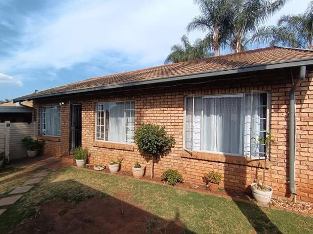 3 Bedroom Townhouse in Rooihuiskraal North
