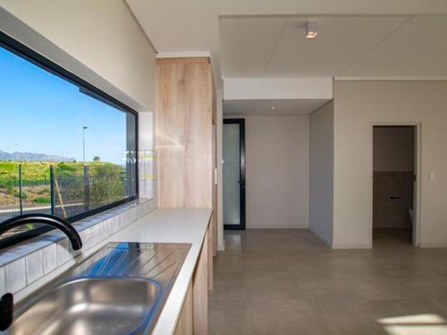 3 Bedroom Townhouse in Somerset West Central