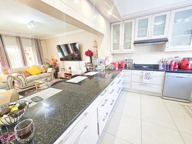 3 Bedroom Townhouse in Table View