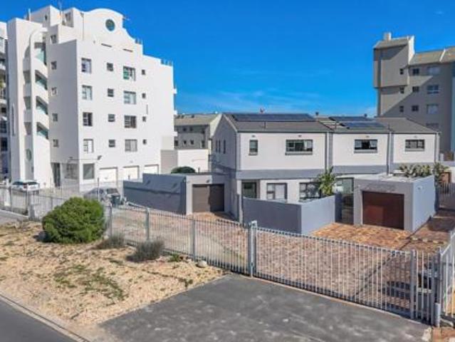 3 Bedroom Townhouse in Table View