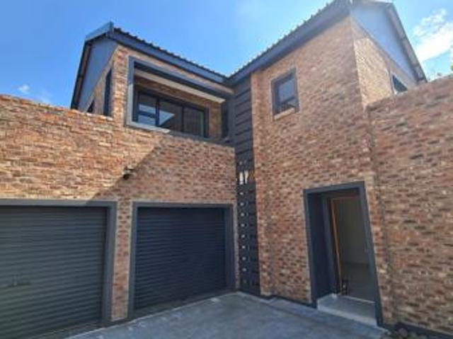3 Bedroom Townhouse in Vyfhoek AH