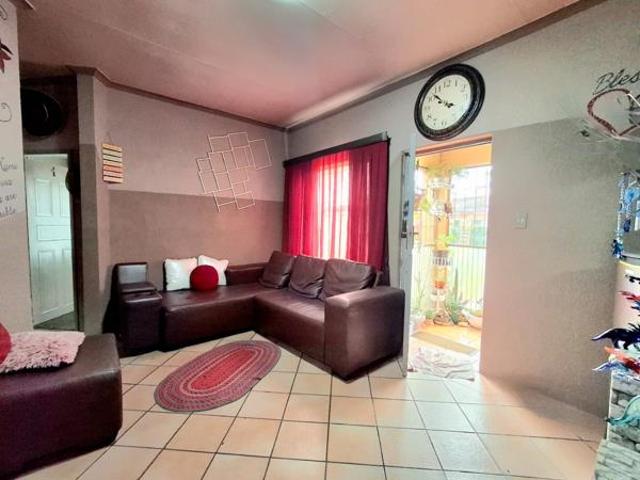 3 Bedroom Townhouse in Vanderbijlpark CE2