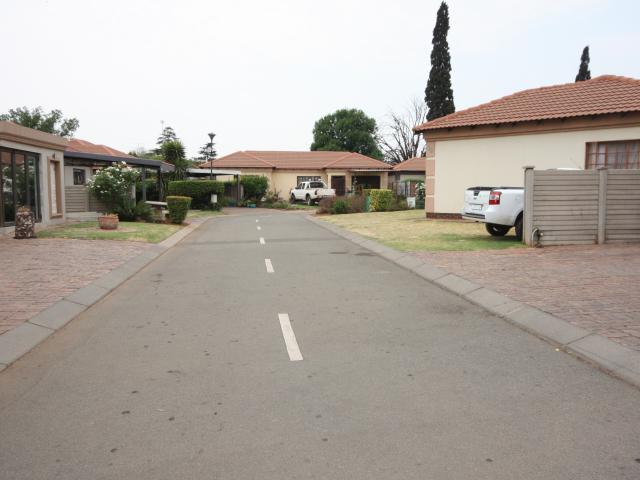 3 Bedroom Townhouse in Vanderbijlpark Central East 2