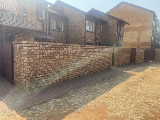 3 Bedroom Townhouse in Vanderbijlpark Central East 2