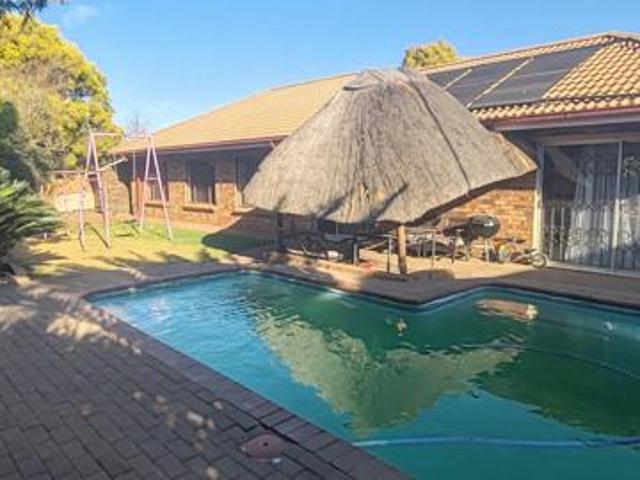 3 Bedroom Townhouse in Vanderbijlpark SW5