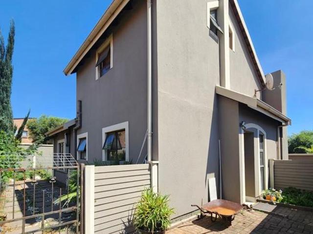 3 Bedroom Townhouse in Vanderbijlpark SE10