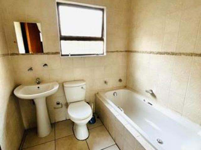 3 Bedroom Townhouse in Vanderbijlpark SE10