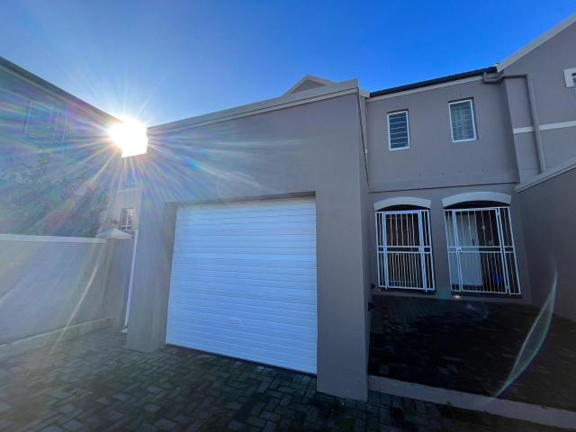 3 Bedroom Townhouse in Vredekloof Heights