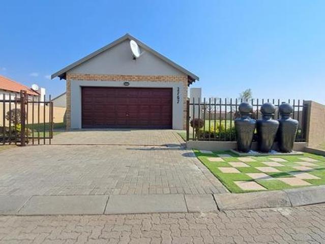 3 Bedroom Townhouse in Waterkloof Hill Estate