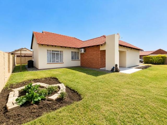 3 Bedroom Townhouse in Waterkloof Hill Estate
