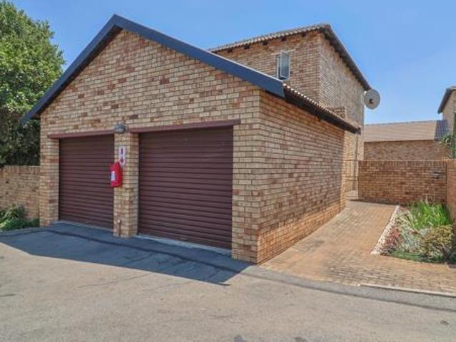 3 Bedroom Townhouse in Weltevreden Park