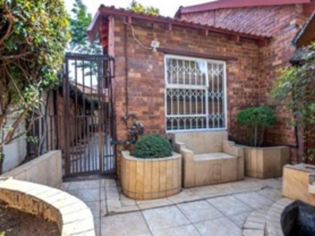 3 Bedroom Townhouse in Weltevreden Park