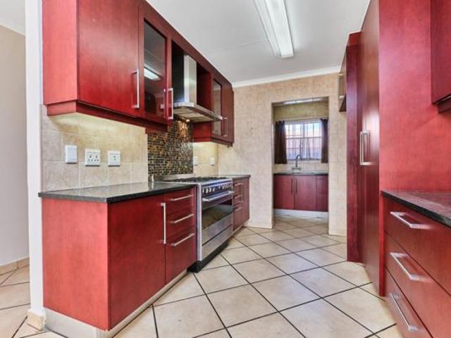 3 Bedroom Townhouse in Weltevreden Park