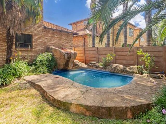 3 Bedroom Townhouse in Weltevreden Park