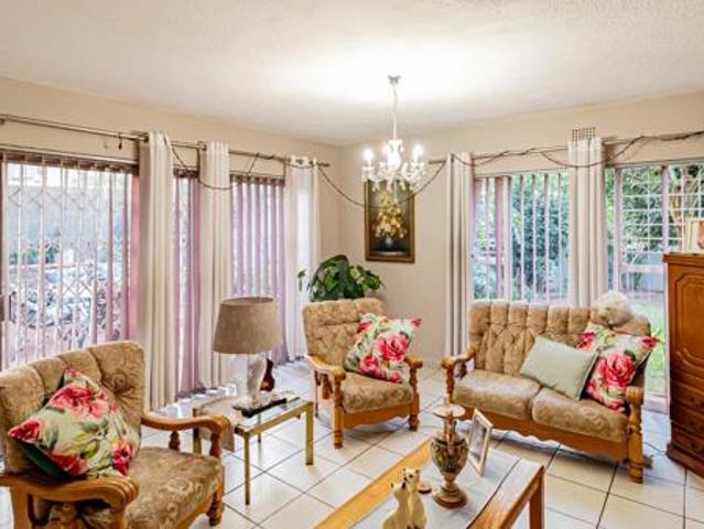 3 Bedroom Townhouse in Weltevreden Park