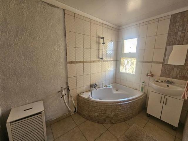 3 Bedroom Townhouse in West Acres Ext 13