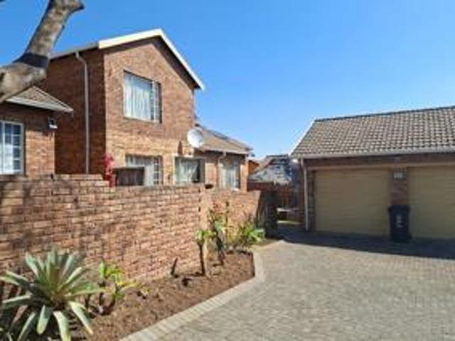 3 Bedroom Townhouse in Wilgeheuwel