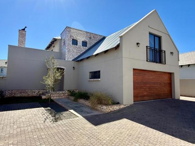 3 Bedroom Townhouse in Woodland Hills
