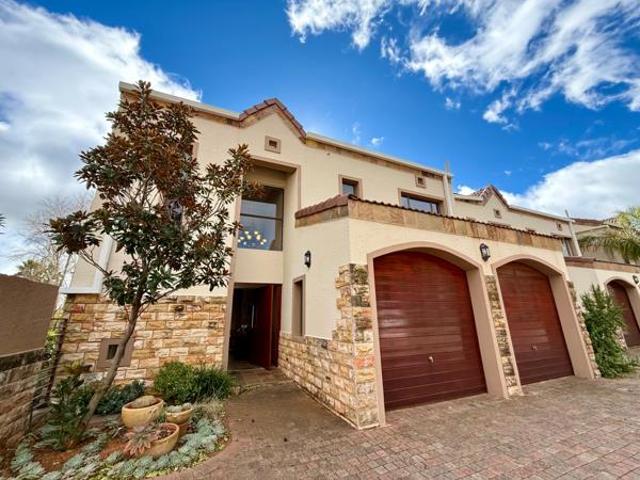 3 Bedroom Townhouse in Woodland Hills