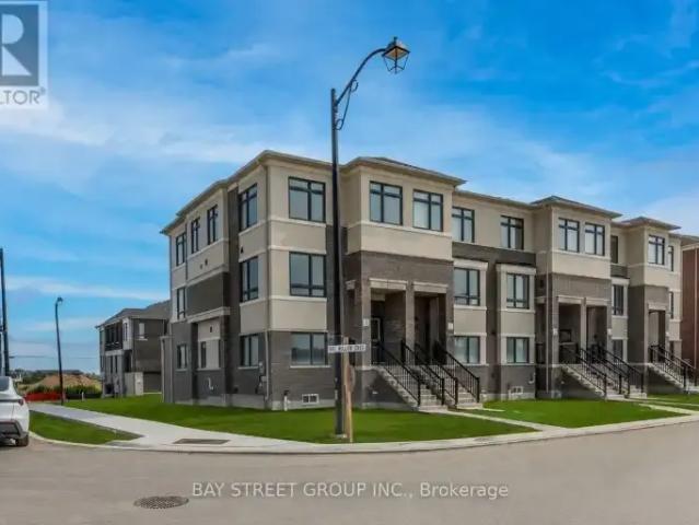 3 Bedroom Townhouse Richmond Hill ON 104322356