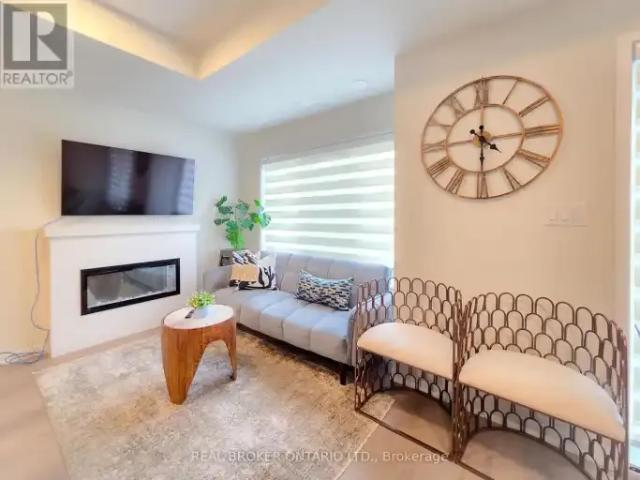 3 Bedroom Townhouse Richmond Hill ON 104941175