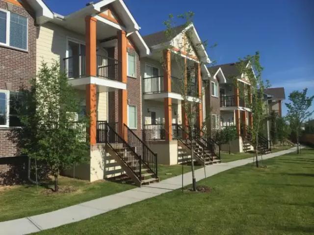 3 Bedroom Townhouse St. Albert AB 98955530