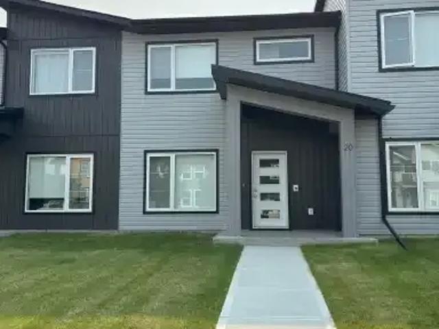 3 Bedroom Townhouse Sylvan Lake AB 104142643