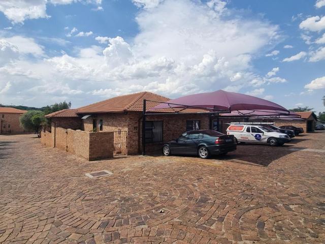 3 Bedroom townhouse sectional to rent in North Riding, Randburg
