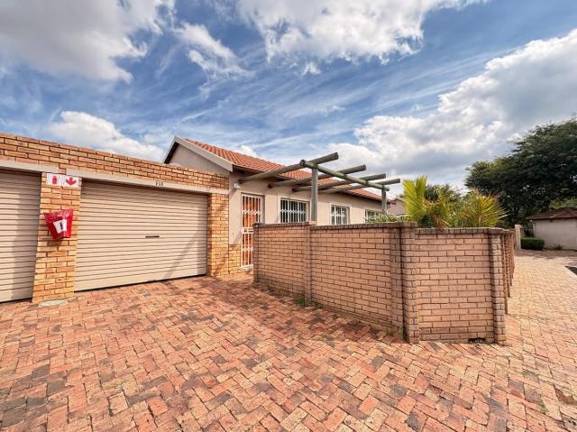 3 Bedroom townhouse sectional to rent in Amandasig, Akasia