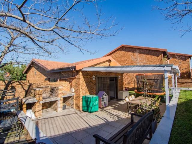 3 Bedroom townhouse sectional to rent in Die Wingerd, Somerset West