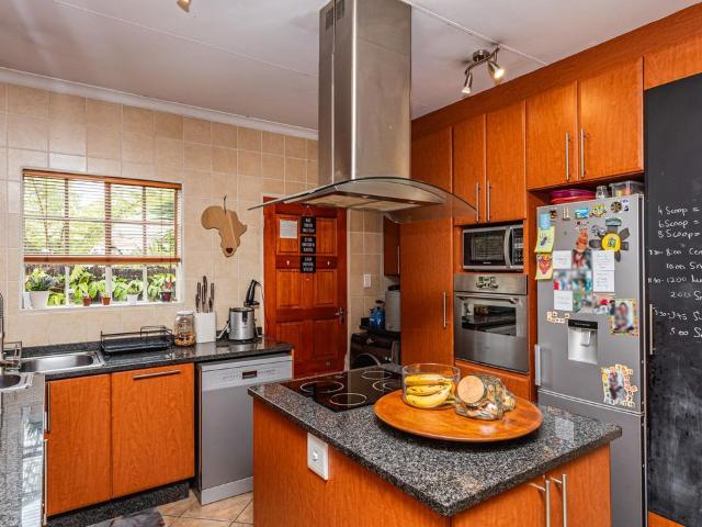 3 Bedroom townhouse sectional for sale in Wilgeheuwel, Roodepoort