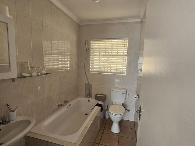 3 Bedroom townhouse sectional for sale in Wilgeheuwel, Roodepoort