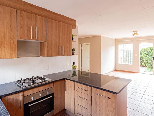 3 Bedroom townhouse sectional for sale in Wilgeheuwel, Roodepoort