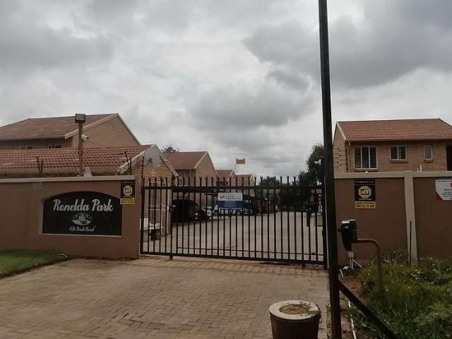 3 Bedroom townhouse sectional for sale in Willow Park Manor, Pretoria