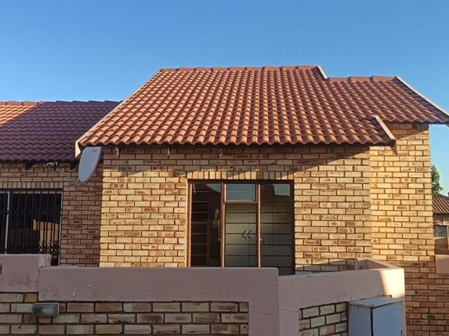 3 Bedroom townhouse sectional for sale in Greenhills, Randfontein