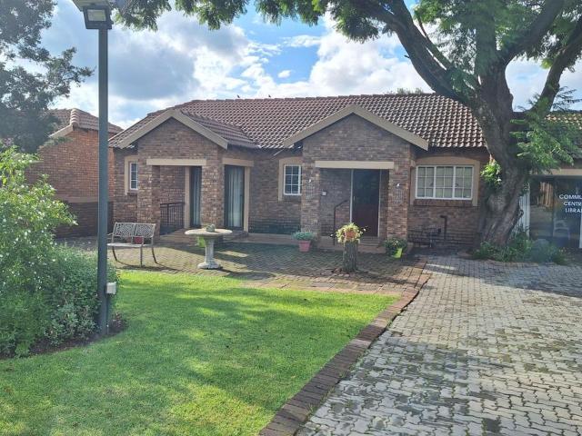3 Bedroom townhouse sectional for sale in Honeydew Manor, Roodepoort