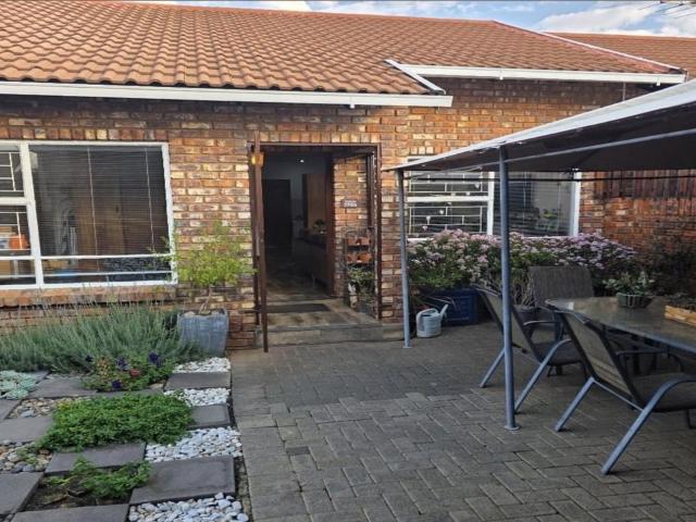3 Bedroom townhouse sectional for sale in Langenhovenpark, Bloemfontein