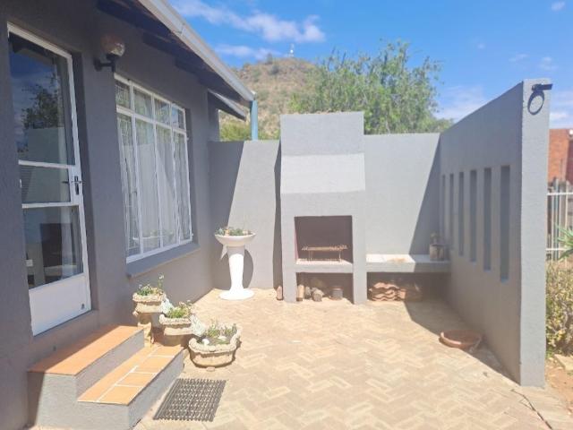 3 Bedroom townhouse sectional for sale in Langenhovenpark, Bloemfontein