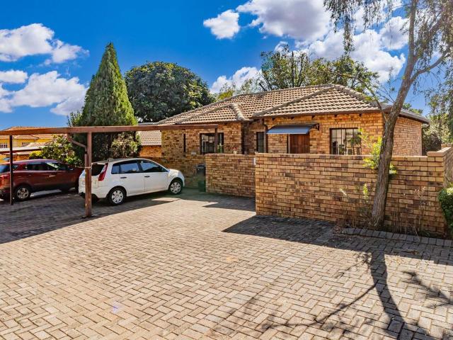 3 Bedroom townhouse sectional for sale in Bellairs Park, Randburg