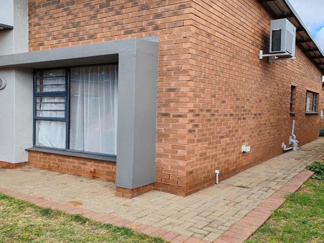 3 Bedroom townhouse sectional for sale in Langenhovenpark, Bloemfontein